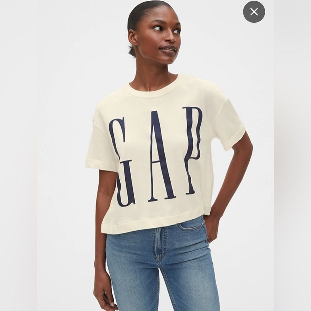 GAP Cream Colored Cropped T-Shirt. Size Small.